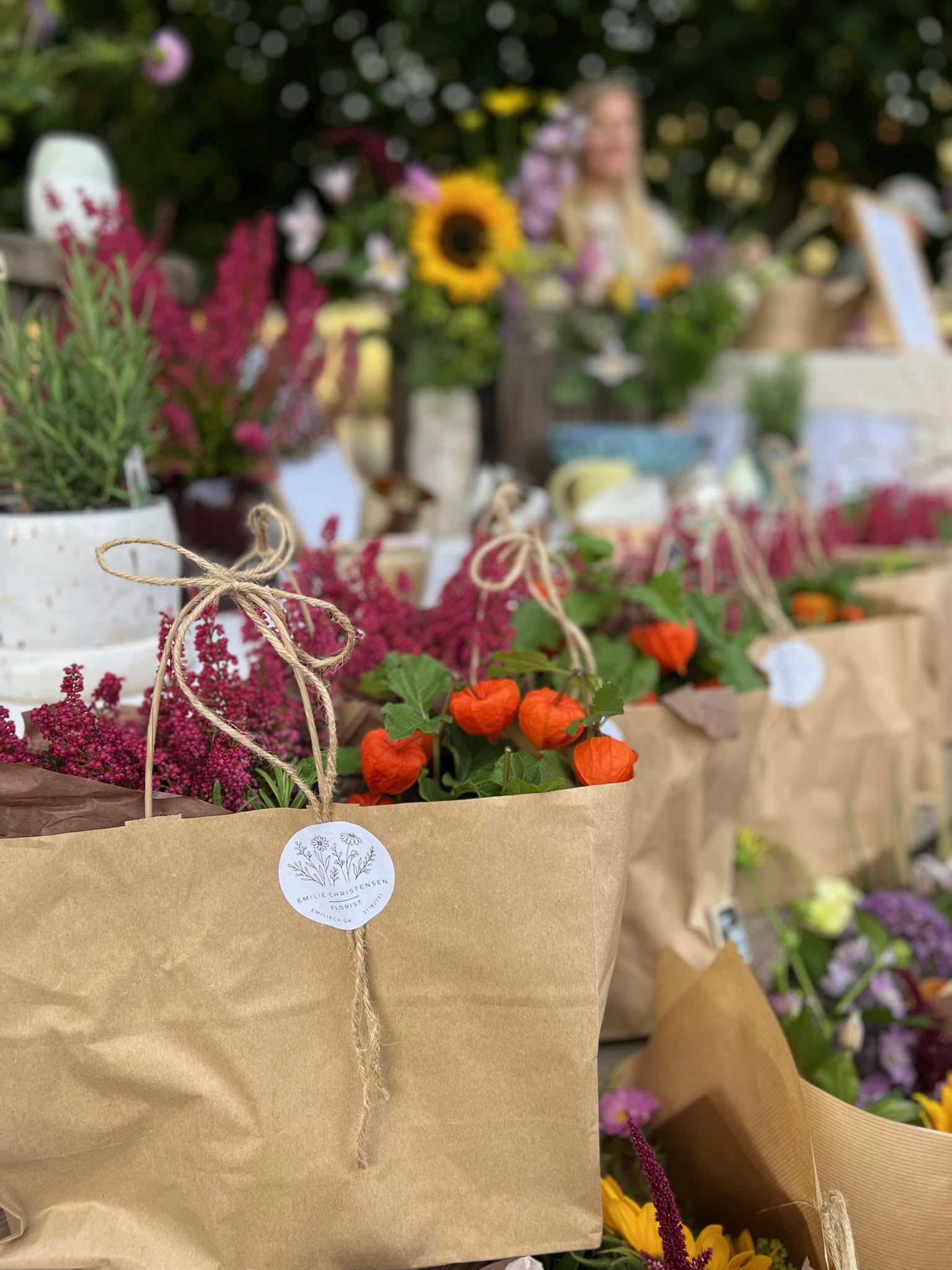 Elegante firmagaver og blomsterposer med Emilie Christensen logo til erhverv