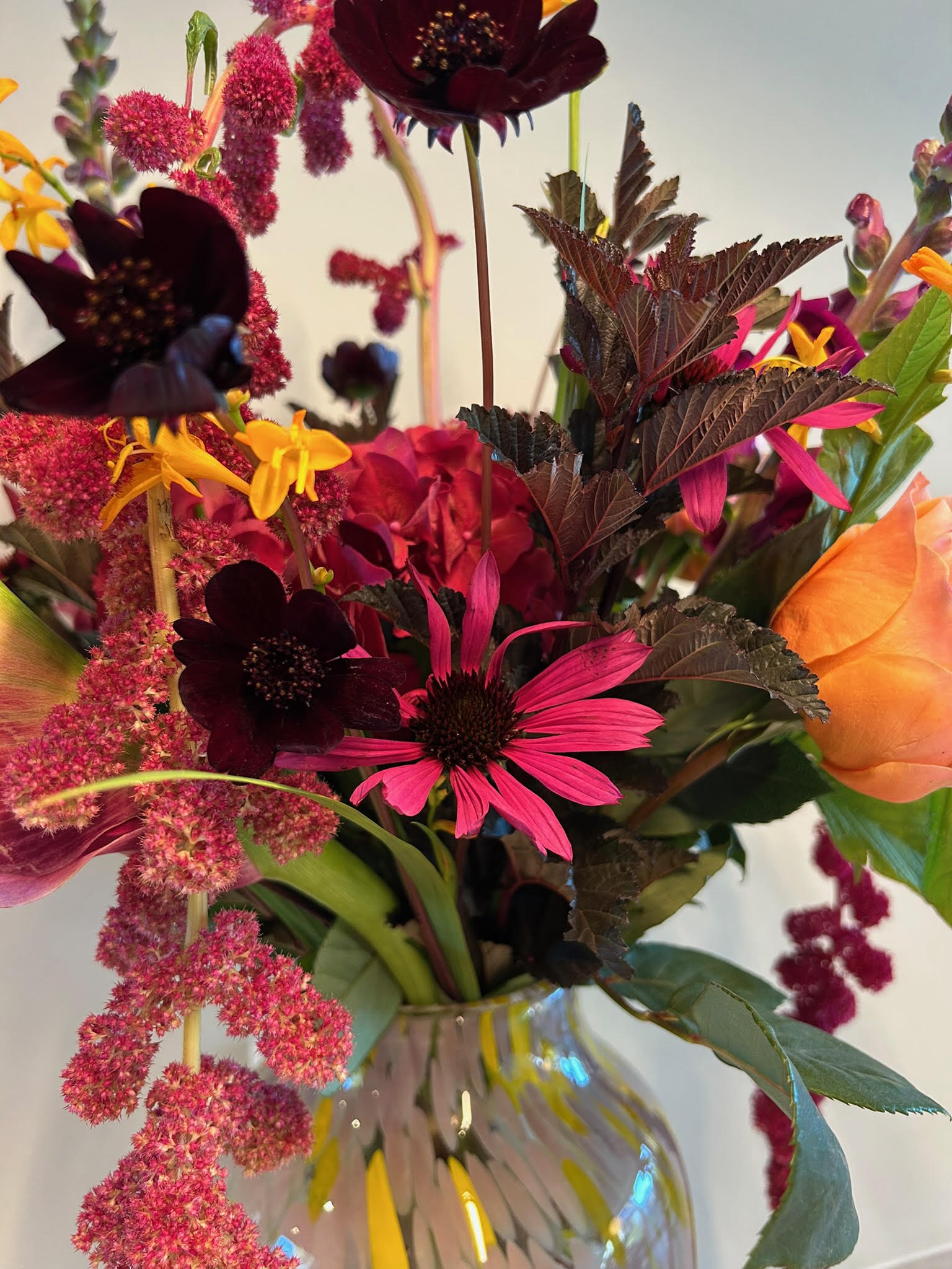 Makrofoto af rig blomsterdekoration i vase