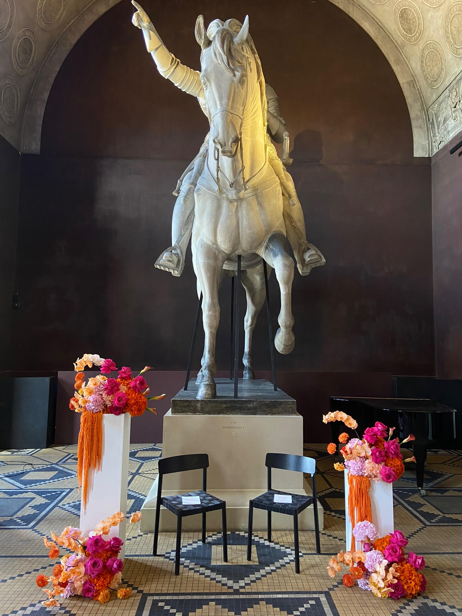 Stor skulpturel blomsterinstallation foran rytterstatue